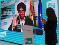 Carles Puigdemont, por videoconferencia, durante el acto de campaña que JxCAT celebra hoy lunes en Mataró.