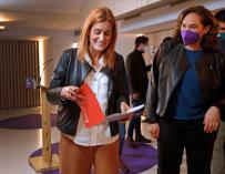 La candidata de En Comú Podem, Jessica Albiach, acompañada por la alcaldesa de Barcelona, Ada Colau, tras su comparecencia ante los medios de comunicación para valorar los resultados en la elecciones catalanas.