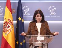 .La portavoz parlamentaria del PSOE, Adriana Lastra, responde en una rueda de prensa posterior a una reunión de la Junta de Portavoces en el Congreso de los Diputados, en Madrid (España), a 16 de febrero de 2021