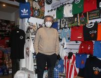 Fernando, propietario de 'Don Deporte', una tienda clave de Madrid de material de fútbol.