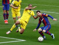 El jugador del FC Barcelona Lionel Messi lucha por el balón con el jugador del Cádiz Fali Jiménez.