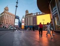 Varias personas pasean por la Plaza Callao de Madrid durante el primer fin de semana de fase 1 de desescalada por la pandemia de coronavirus COVID19. En Madrid, España, a 29 de mayo de 2020. Joaquin Corchero / Europa Press (Foto de ARCHIVO) 29/5/2020