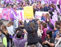 Una niña con un cartel en el que pone "A sociedad machista educación feminista" en la manifestación del 8M (Día Internacional de la Mujer), en Madrid a 8 de marzo de 2020. 8M;FEMINISMO;MADRID;MANIFESTACIÓN Jesús Hellín / Europa Press (Foto de ARCHIVO) 8/3/2020