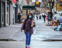 13 April 2020, US, New York: A woman wears a protective mask as she walks across a street, amid the coronavirus (COVID-19) pandemic. Photo: Vanessa Carvalho/ZUMA Wire/dpa (Foto de ARCHIVO) 13/4/2020 ONLY FOR USE IN SPAIN