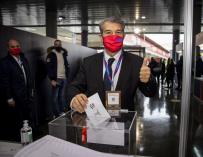 El candidato Joan Laporta, votando en la jornada de elecciones presidenciales del FC Barcelona.