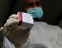 17 February 2021, Palestinian Territories, Rafah: A Palestinian health worker holds a pack of the Sputnik V COVID-19 vaccine. The Gaza Strip received its first batch of the Sputnik V COVID-19 vaccine on Wednesday. Photo: Ashraf Amra/APA Images via ZUMA Wire/dpa Ashraf Amra / APA Images via ZUMA / DPA 17/2/2021 ONLY FOR USE IN SPAIN