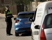 Un policía local ordena detenerse a un coche en un control en el límite entre los municipios de Murcia y Santomera.
