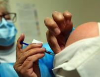 Pfizer adelanta 10 millones de vacunas en mitad de la crisis con AstraZeneca