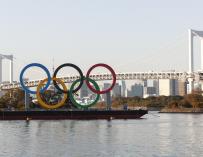 Imagen de la ciudad de Tokio con los anillos olímpicos.
