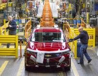 Dos operarios de General Motors trabajan en una planta de Detroit en un modelo Chevrolet.