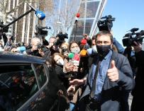 El cofundador de Podemos Juan Carlos Monedero saluda a su salida de los Juzgados de Plaza de Castilla tras declarar como imputado por la presunta financiación irregular del partido 'morado' en el caso ‘Neurona’, en Madrid, (España), a 15 de marzo de 2021. Monedero ha sido imputado después de que la Unidad de Delincuencia Económica y Fiscal (UDEF) indicara en un informe del pasado 3 de noviembre que el ex dirigente 'morado' cobró 26.200,31 euros de Neurona Consulting --la matriz mexicana de Neurona Comunidad-- por supuestos servicios de consultoría política que no habría prestado. Los investigadores sostienen que la única justificación de este pago sería una "factura falsa". 15 MARZO 2021;MONEDERO;PODEMOS;NEURONA Marta Fernández / Europa Press 15/3/2021