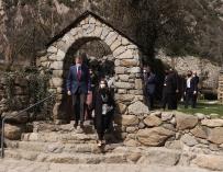 GRAF2198. ANDORRA LA VELLA, 26/03/2021.- El rey Felipe VI (i) y la reina Letizia (d) durante su visita a la Iglesia de Santa Coloma en Andorra, este viernes. EFE/JuanJo Martín