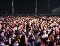 Unas 5.000 personas asisten al concierto de Love of Lesbian en el Palau Sant Jordi de Barcelona.