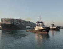 Un remolcador logra tirar del buque que bloquea el Canal de Suez