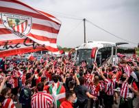 Aficionados se concentran ante las instalaciones de Lezama para despedir al Athletic Club de Bilbao, que parten a la final de la Copa del Rey.
