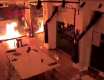 El ataque ha sido recogido por las cámaras de seguridad de la sede de Podemos en Cartagena.