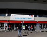 Varios ciudadanos hacen cola ante el estadio Wanda Metropolitano para vacunarse contra la COVID-19. EFE/J.J. Guillén/Archivo