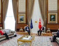 Tayyip Erdogan, presidente de Turquía, y su ministro de Exteriores, Mevlut Cavusoglu reciben al presidente del Consejo Europeo, Charles Michel y a la presidenta de la Comisión Europea, Ursula Von der Leyen.