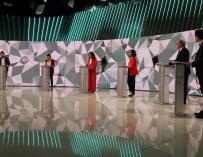 Los candidatos a la presidencia de la Comunidad de Madrid antes del inicio del debate que se celebra hoy miércoles en los estudios de Telemadrid.