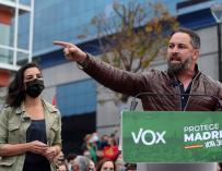La candidata de Vox a la presidencia de la Comunidad de Madrid, Rocío Monasterio (i), y el presidente del partido, Santiago Abascal