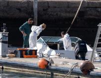 La Policía Científica analiza una embarcación en la base de la Guardia Civil