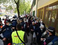 Votantes esperan su turno para ejercer su derecho al voto en el Colegio Pinar del Rey en Madrid