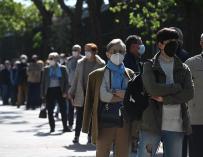 Votantes esperan su turno en el Colegio de Roma en Madrid