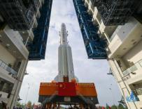 El cohete portador Larga Marcha 5 es transportado al sitio de lanzamiento en China.