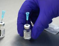 Viales vacíos de la vacuna Pfizer