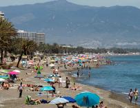 Numeroso público disfruta del buen tiempo en la playa de La Carihuela de Torremolinos, en Andalucía.