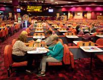 17 May 2021, United Kingdom, Birmingham: People play a game at the Mecca Bingo hall in Birmingham, West Midlands, as indoor hospitality and entertainment venues reopen to the public following the further easing of lockdown restrictions in England. Photo: Jacob King/PA Wire/dpa 17/5/2021 ONLY FOR USE IN SPAIN