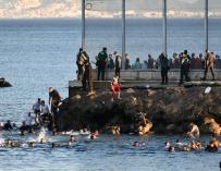 Personas migrantes en la playa del Tarajal, a 17 de mayo de 2021, en Ceuta (España). España ha movilizado al Ejército en la ciudad tras la entrada de más de 5.000 marroquíes en 24 horas.
17 MAYO 2021;CEUTA;INMIGRACIÓN;MARRUECOS
Antonio Sempere / Europa Press
17/5/2021