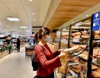Cliente comprando pan en un supermercado de Lidl