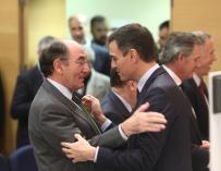 El consejero delegado de Iberdrola, Ignacio Sánchez Galán, saluda al presidente del Gobierno, Pedro Sánchez
