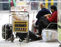 Viajeros turista España aeropuerto mascarilla coronavirus