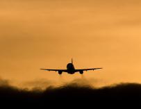 Las restricciones para viajar han golpeado al sector aeronáutico.