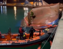 Dos personas siguen desaparecidas desde la noche del viernes tras volcar el buque "Nazmuye Ana" en el puerto de Castellón, en Valencia.