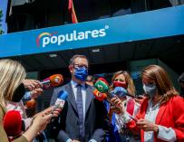 El portavoz del PP en el Senado, Javier Maroto, ofrece declaraciones a los medios frente a la sede del partido en la calle Génova.