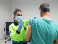 Una profesional sanitaria administrando una vacuna contra el COVID-19 a un castellanomanchego
JCCM
19/6/2021