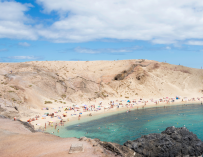 La playa del Papagayo en Lanzarote es una de las visitas obligadas en Canarias.