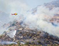 Un helicóptero en labores de extinción del incendio declarado este viernes en el parque natural del Cap de Creus.