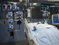 Un paciente ingresado en la Unidad de Cuidados Intensivos (UCI) para enfermos de coronavirus del Hospital Universitario Dr. Josep Trueta de Girona, Cataluña.