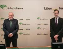 Manuel Azuaga, presidente de Unicaja Banco, y Manuel Menéndez, consejero delegado.