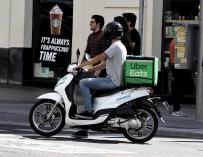 Un repartidor de la empresa de comida a domicilio, Uber Eats, circula con su moto por una calle de Madrid. 04 septiembre 2019, UberEats, reparto, comida rápida, repartidor, entrega, moto. Eduardo Parra / Europa Press (Foto de ARCHIVO) 4/9/2019