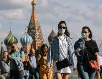 Personas con mascarilla en la Plaza Roja de Moscú.