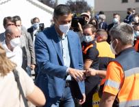 El presidente del Gobierno, Pedro Sánchez, saluda a efectivos de Protección Civil durante una visita a las zonas afectadas por el incendio de Ávila.