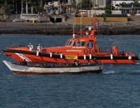 desaparecido esta noche al naufragar su patera poco antes de que llegara a ellos una embarcación de rescate, según han informado fuentes del 112 y del consorcio de emergencias de la isla.