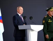 El presidente ruso, Vladimir Putin, junto al ministro de Defensa, Sergey Shoygu .