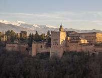 Situados en dos colinas adyacentes, el Albaicín y la Alhambra forman el núcleo medieval de Granada que domina la ciudad moderna.