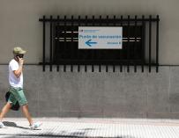 Un hombre pasa por el punto de vacunación puesto en marcha en las instalaciones del Hospital General Universitario Gregorio Marañón, en Madrid.